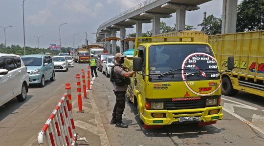 Penerapan PSBB, Petugas Periksa Pengendara di Gerbang Tol Pasar Rebo 2