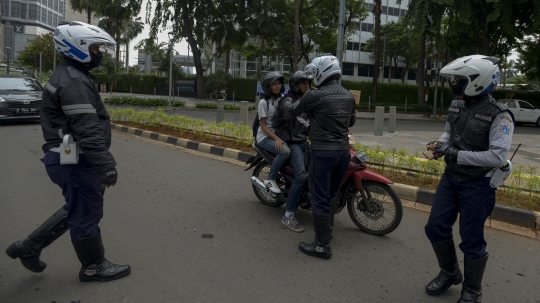 Sejumlah Pengendara Berboncengan Terjaring Saat Pengawasan PSBB di HI