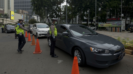 Sejumlah Pengendara Berboncengan Terjaring Saat Pengawasan PSBB di HI