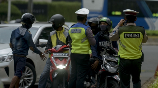 Sejumlah Pengendara Berboncengan Terjaring Saat Pengawasan PSBB di HI