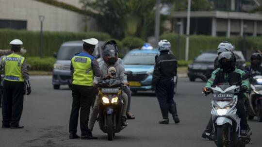 Sejumlah Pengendara Berboncengan Terjaring Saat Pengawasan PSBB di HI