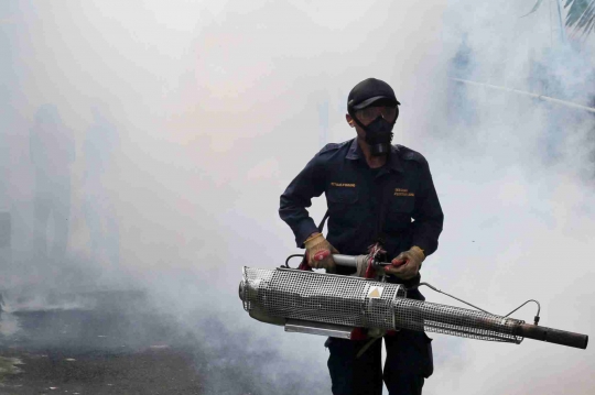 Cegah Demam Berdarah, Petugas Mengasapi Rumah Warga