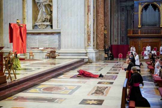 Tak Dihadiri Jemaat, Paus Francis Tetap Pimpin Misa di Vatikan