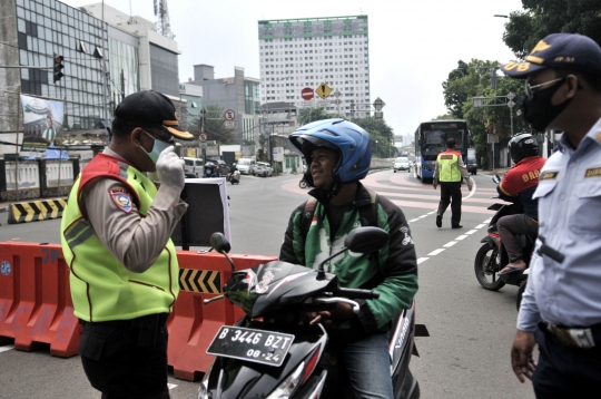 Petugas Gabungan Tindak Pengendara Pelanggar Aturan PSBB