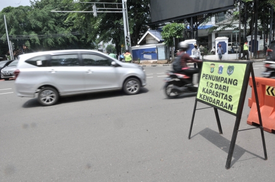 Petugas Gabungan Tindak Pengendara Pelanggar Aturan PSBB