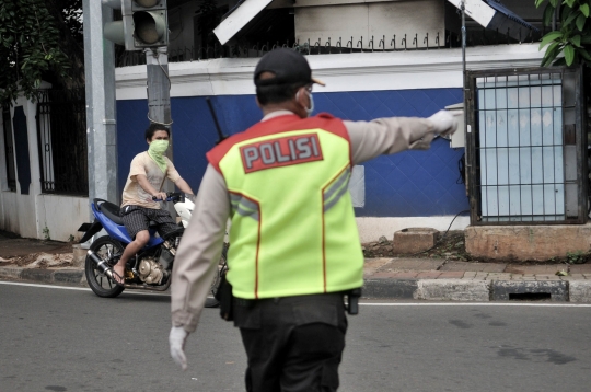 Petugas Gabungan Tindak Pengendara Pelanggar Aturan PSBB