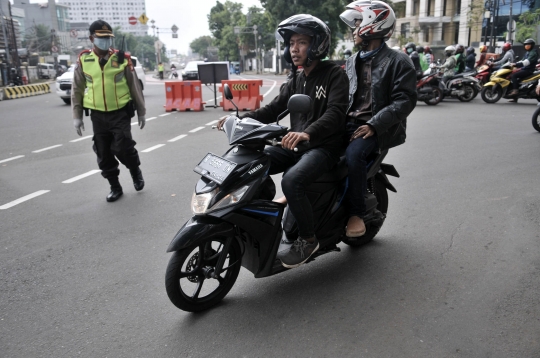 Petugas Gabungan Tindak Pengendara Pelanggar Aturan PSBB