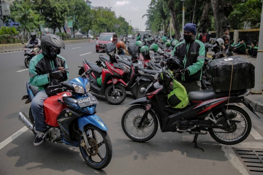 Aktivitas Ojek Online Angkut Barang di Tengah PSBB