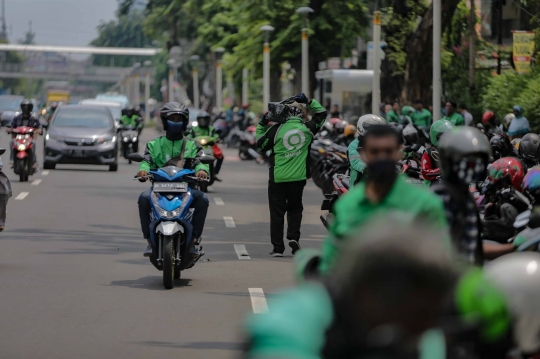 Aktivitas Ojek Online Angkut Barang di Tengah PSBB