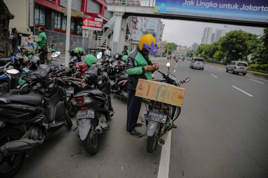 Aktivitas Ojek Online Angkut Barang di Tengah PSBB