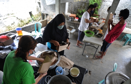 Nasi Bungkus Gratis untuk Warga Terdampak Covid-19