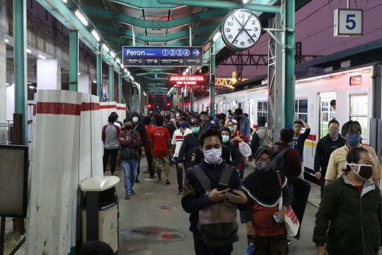 Pekan Pertama PSBB, Begini Suasana Stasiun Manggarai