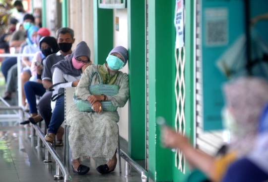 Tertibnya Antrean Pengunjung Menunggu Supermarket Buka