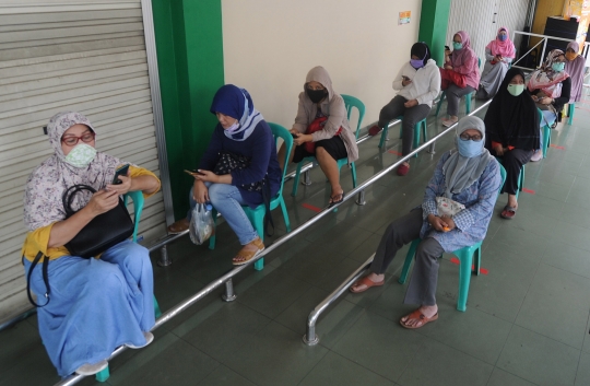 Tertibnya Antrean Pengunjung Menunggu Supermarket Buka