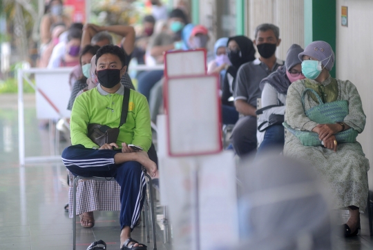 Tertibnya Antrean Pengunjung Menunggu Supermarket Buka