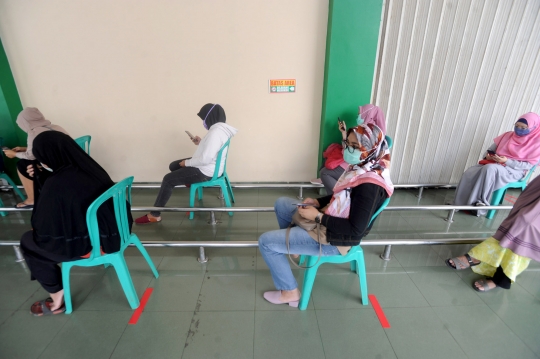 Tertibnya Antrean Pengunjung Menunggu Supermarket Buka
