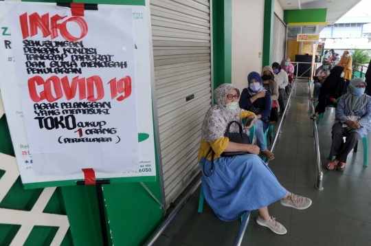 Tertibnya Antrean Pengunjung Menunggu Supermarket Buka