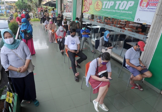 Tertibnya Antrean Pengunjung Menunggu Supermarket Buka