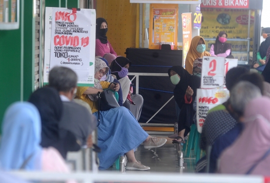 Tertibnya Antrean Pengunjung Menunggu Supermarket Buka