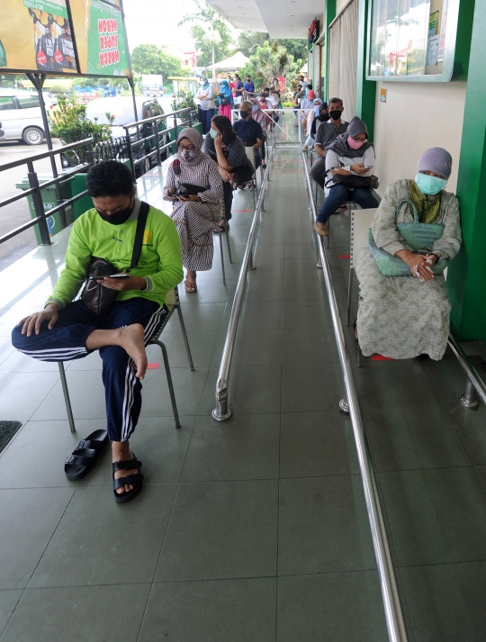 Tertibnya Antrean Pengunjung Menunggu Supermarket Buka