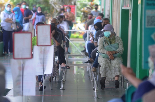 Tertibnya Antrean Pengunjung Menunggu Supermarket Buka