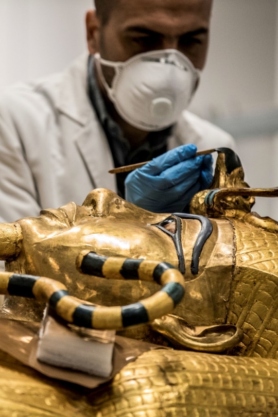 Melihat Cara Restorasi Peti Mati Emas Firaun Tutankhamun