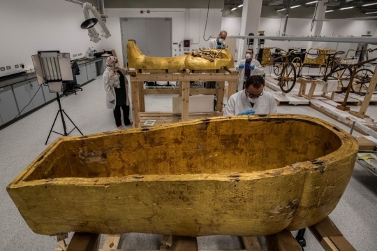 Melihat Cara Restorasi Peti Mati Emas Firaun Tutankhamun
