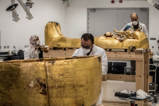 Melihat Cara Restorasi Peti Mati Emas Firaun Tutankhamun