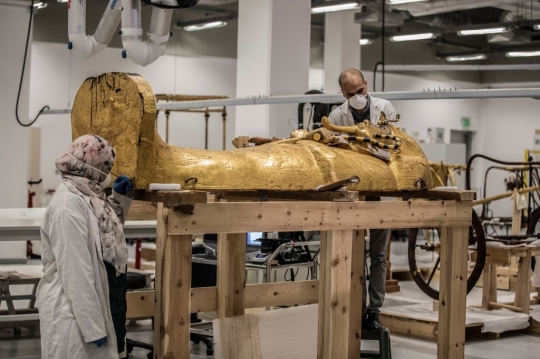 Melihat Cara Restorasi Peti Mati Emas Firaun Tutankhamun