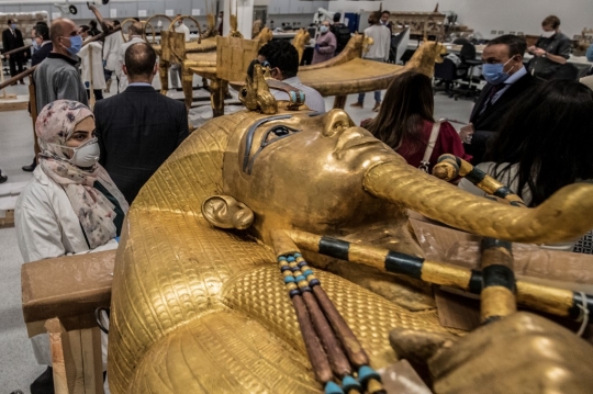 Melihat Cara Restorasi Peti Mati Emas Firaun Tutankhamun