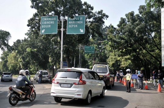 PSBB, Petugas Gabungan Periksa Kendaraan yang Masuk Depok