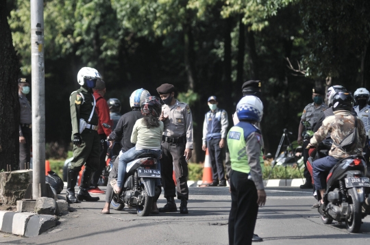 PSBB, Petugas Gabungan Periksa Kendaraan yang Masuk Depok