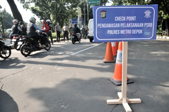 PSBB, Petugas Gabungan Periksa Kendaraan yang Masuk Depok