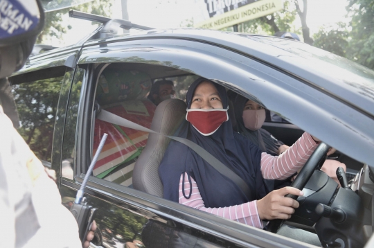 PSBB, Petugas Gabungan Periksa Kendaraan yang Masuk Depok