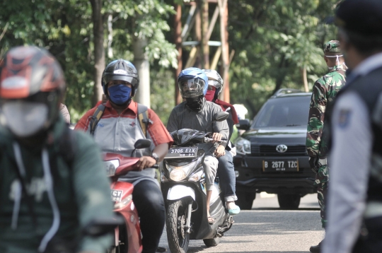 PSBB, Petugas Gabungan Periksa Kendaraan yang Masuk Depok