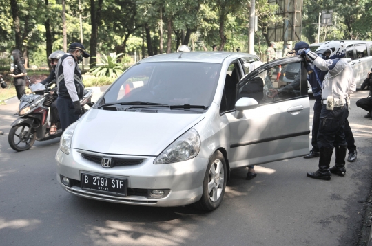 PSBB, Petugas Gabungan Periksa Kendaraan yang Masuk Depok