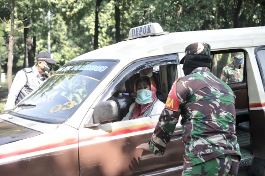 PSBB, Petugas Gabungan Periksa Kendaraan yang Masuk Depok