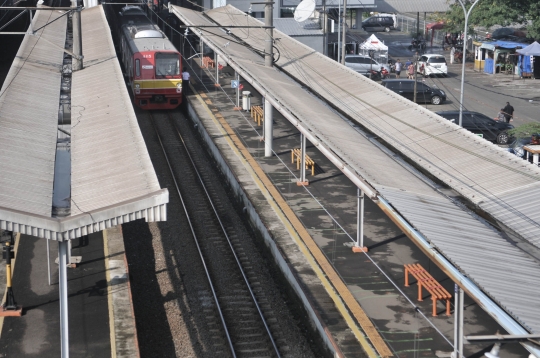 Stasiun KRL di Depok Sepi saat Hari Pertama PSBB