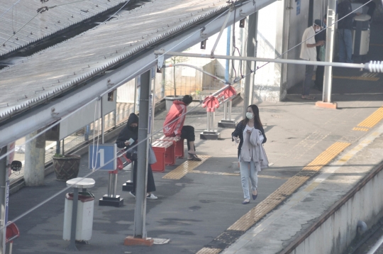 Stasiun KRL di Depok Sepi saat Hari Pertama PSBB