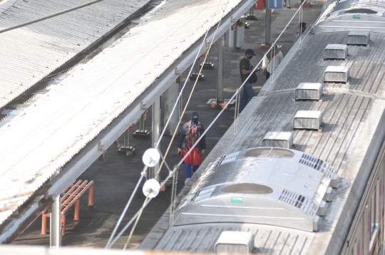 Stasiun KRL di Depok Sepi saat Hari Pertama PSBB