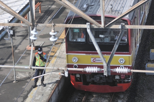 Stasiun KRL di Depok Sepi saat Hari Pertama PSBB