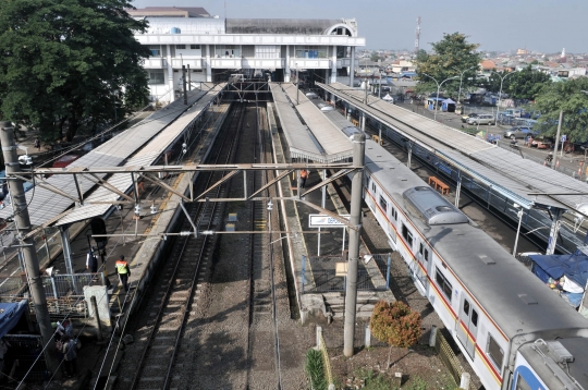 Stasiun KRL di Depok Sepi saat Hari Pertama PSBB