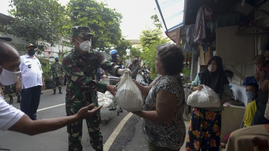 Paspampres Gelar Pembagian Sembako dan Donor Darah di Jakarta