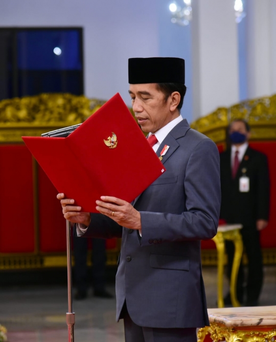 Jokowi Gunakan Masker Saat Lantik Riza Patria Jadi Wagub DKI Jakarta
