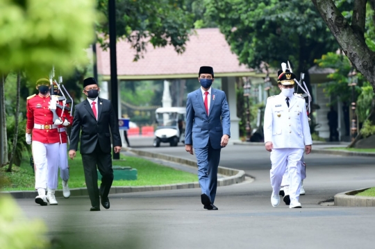 Jokowi Gunakan Masker Saat Lantik Riza Patria Jadi Wagub DKI Jakarta