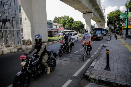 PSBB, Petugas Gabungan Patroli di Jalan Fatmawati