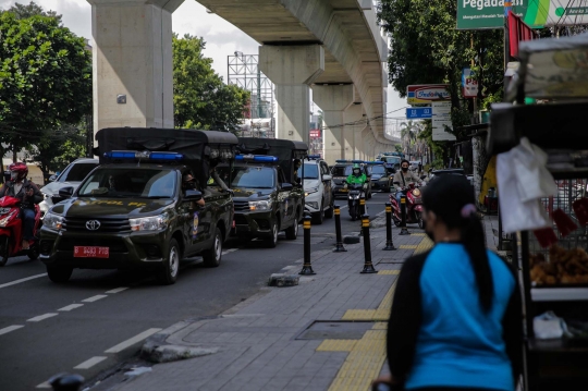 PSBB, Petugas Gabungan Patroli di Jalan Fatmawati