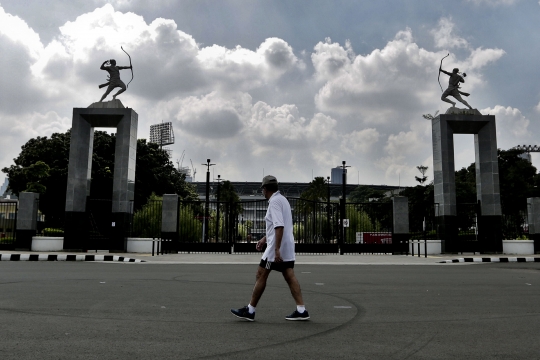 Sejumlah Warga Masih Berolahraga di GBK saat PSBB