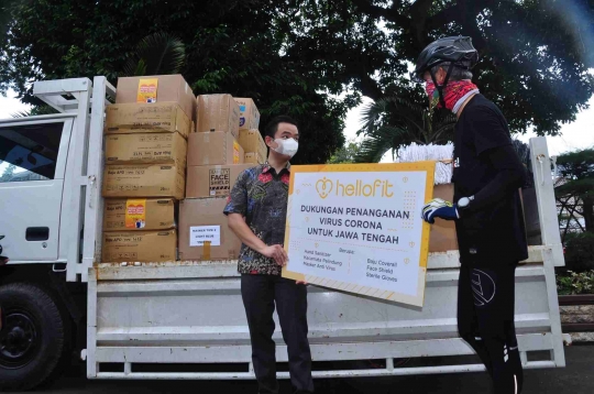 Pakai Buff dan Helm Sepeda, Gubernur Ganjar Pranowo Terima Bantuan APD