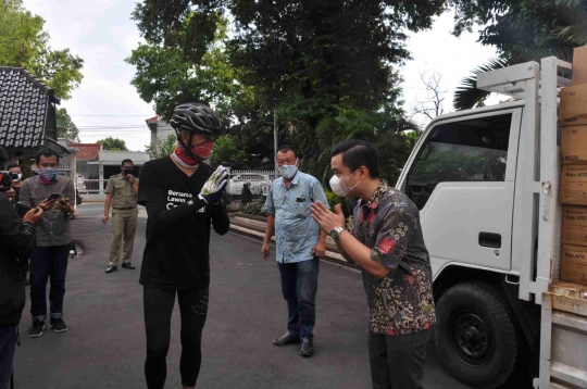 Pakai Buff dan Helm Sepeda, Gubernur Ganjar Pranowo Terima Bantuan APD